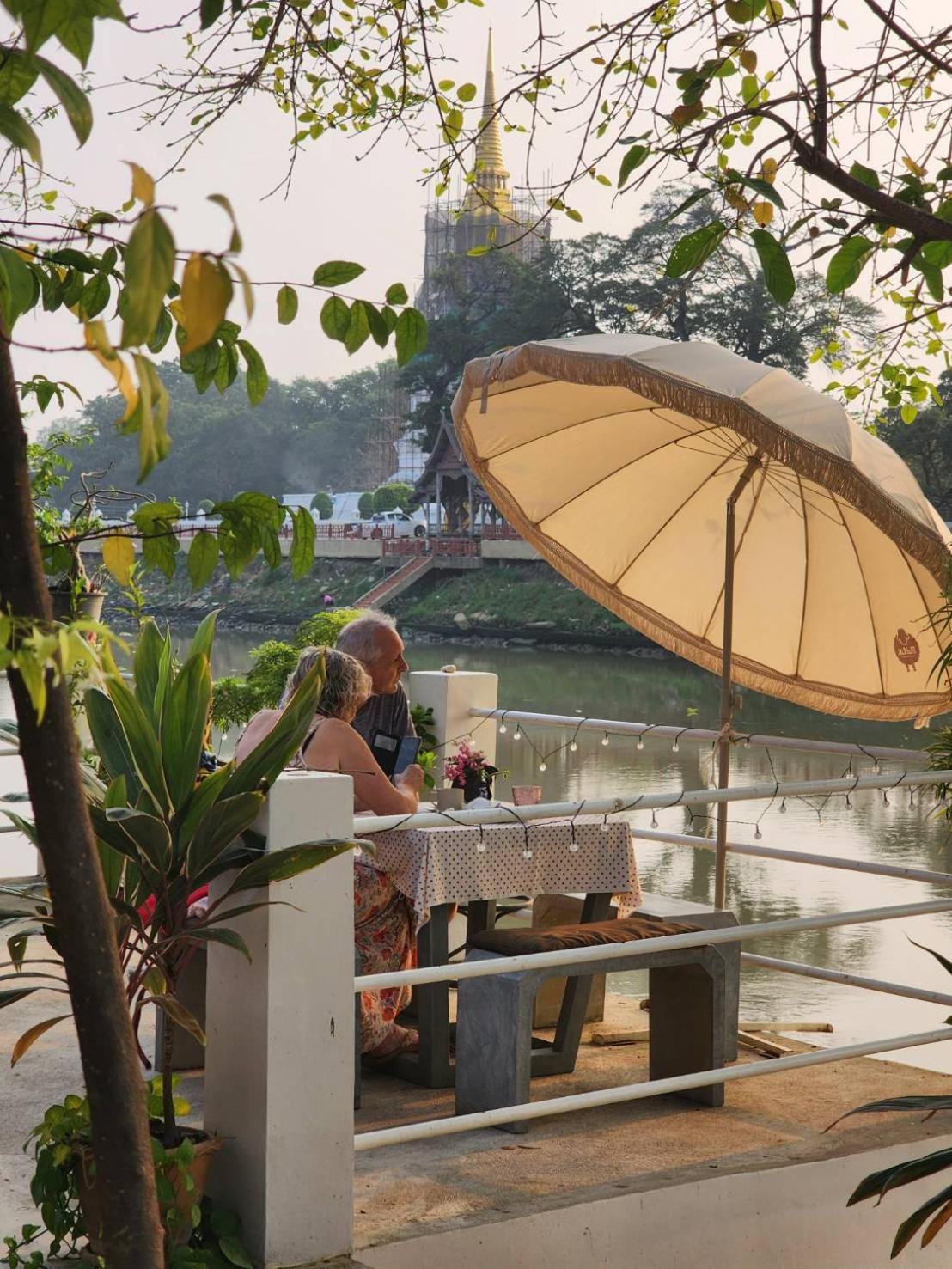 Loy Manee House Bed & Breakfast Ayutthaya Bagian luar foto