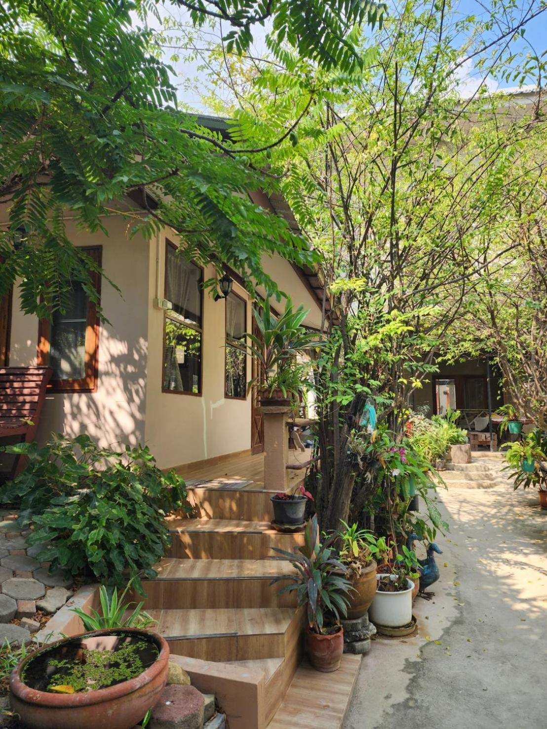 Loy Manee House Bed & Breakfast Ayutthaya Bagian luar foto