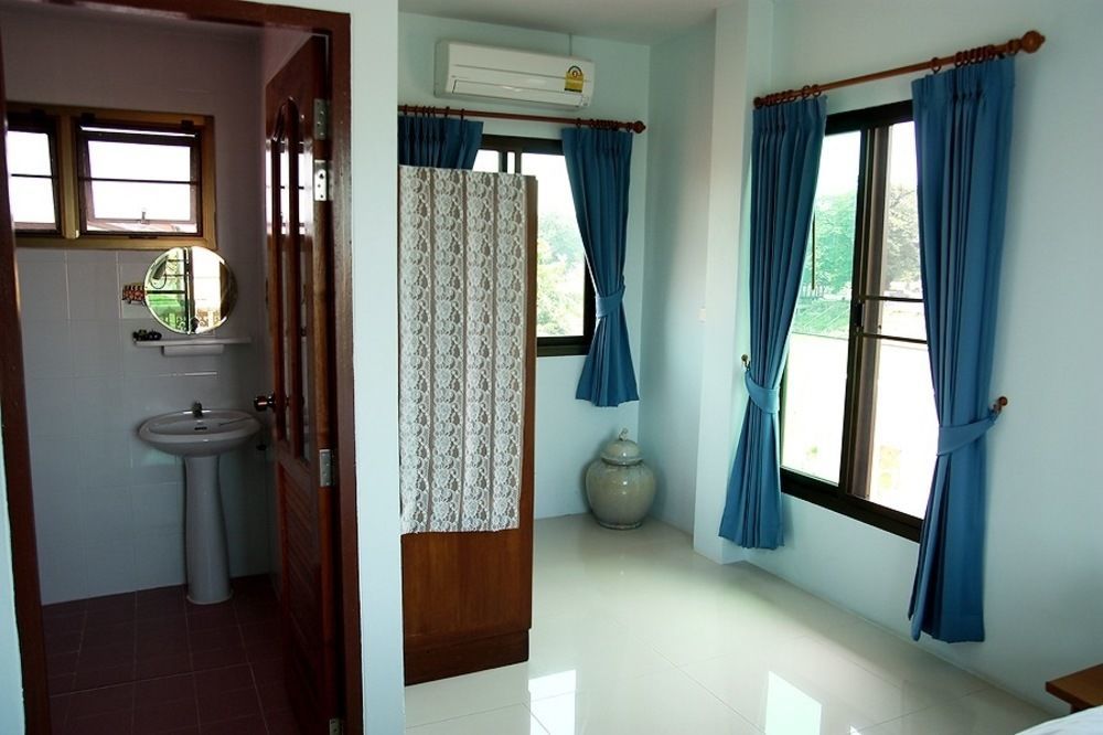 Loy Manee House Bed & Breakfast Ayutthaya Bagian luar foto