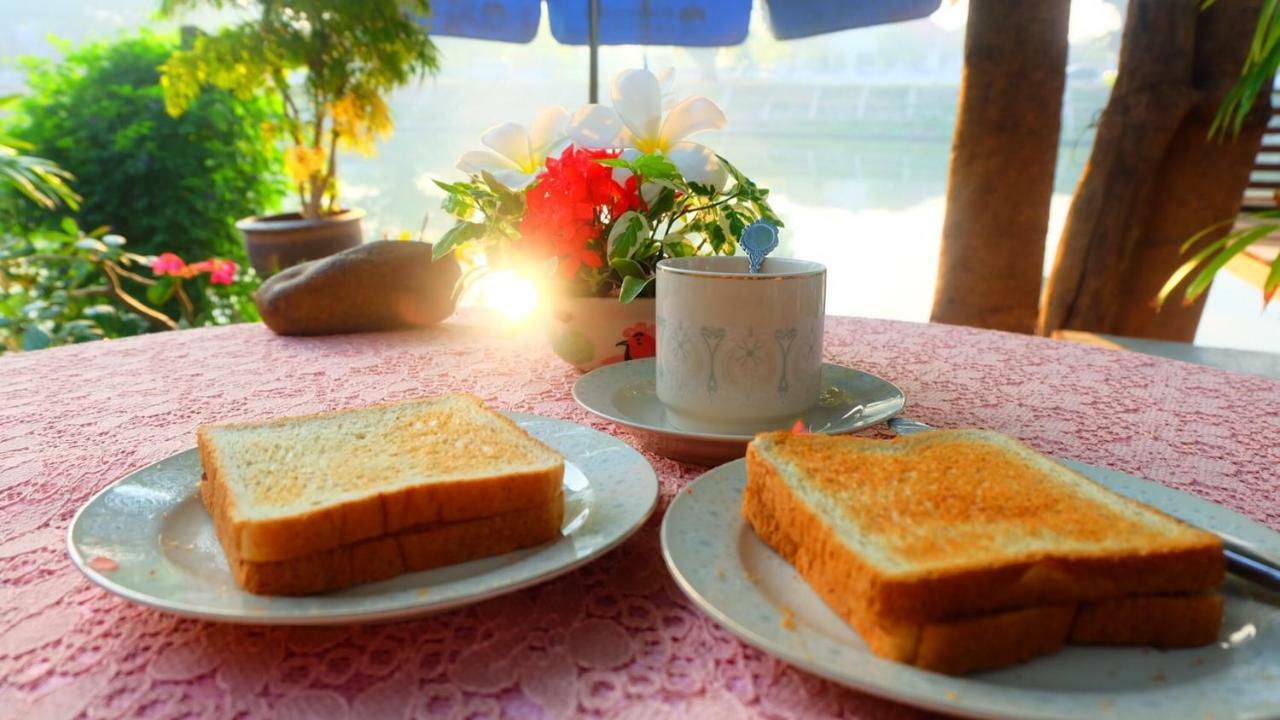 Loy Manee House Bed & Breakfast Ayutthaya Bagian luar foto