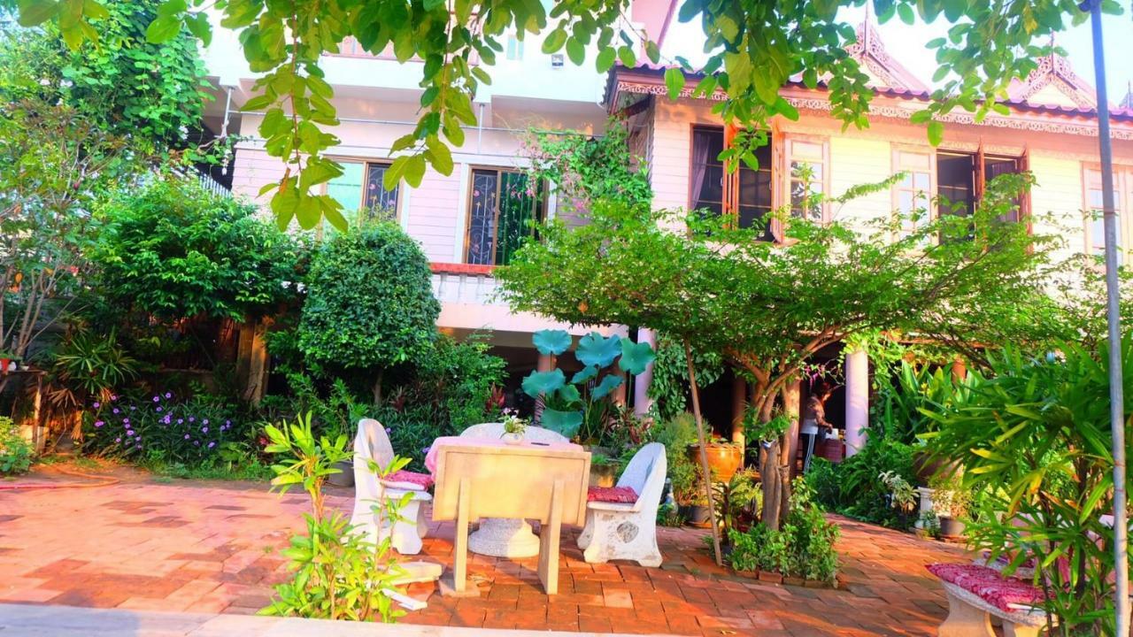 Loy Manee House Bed & Breakfast Ayutthaya Bagian luar foto
