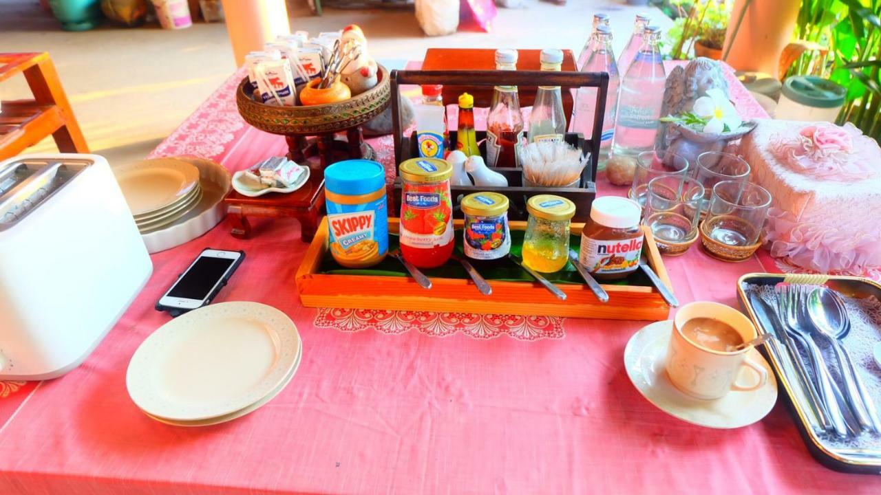 Loy Manee House Bed & Breakfast Ayutthaya Bagian luar foto