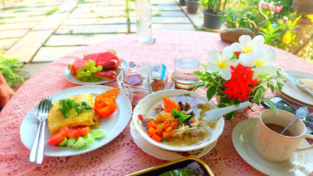 Loy Manee House Bed & Breakfast Ayutthaya Bagian luar foto