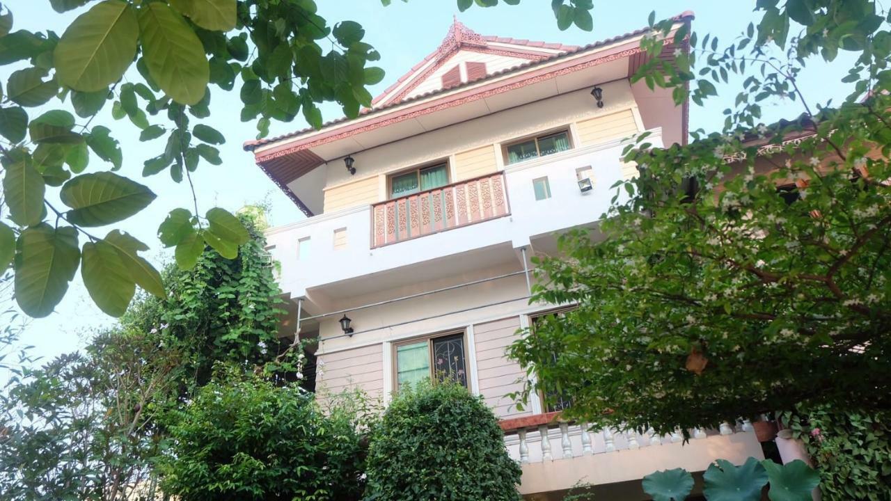 Loy Manee House Bed & Breakfast Ayutthaya Bagian luar foto